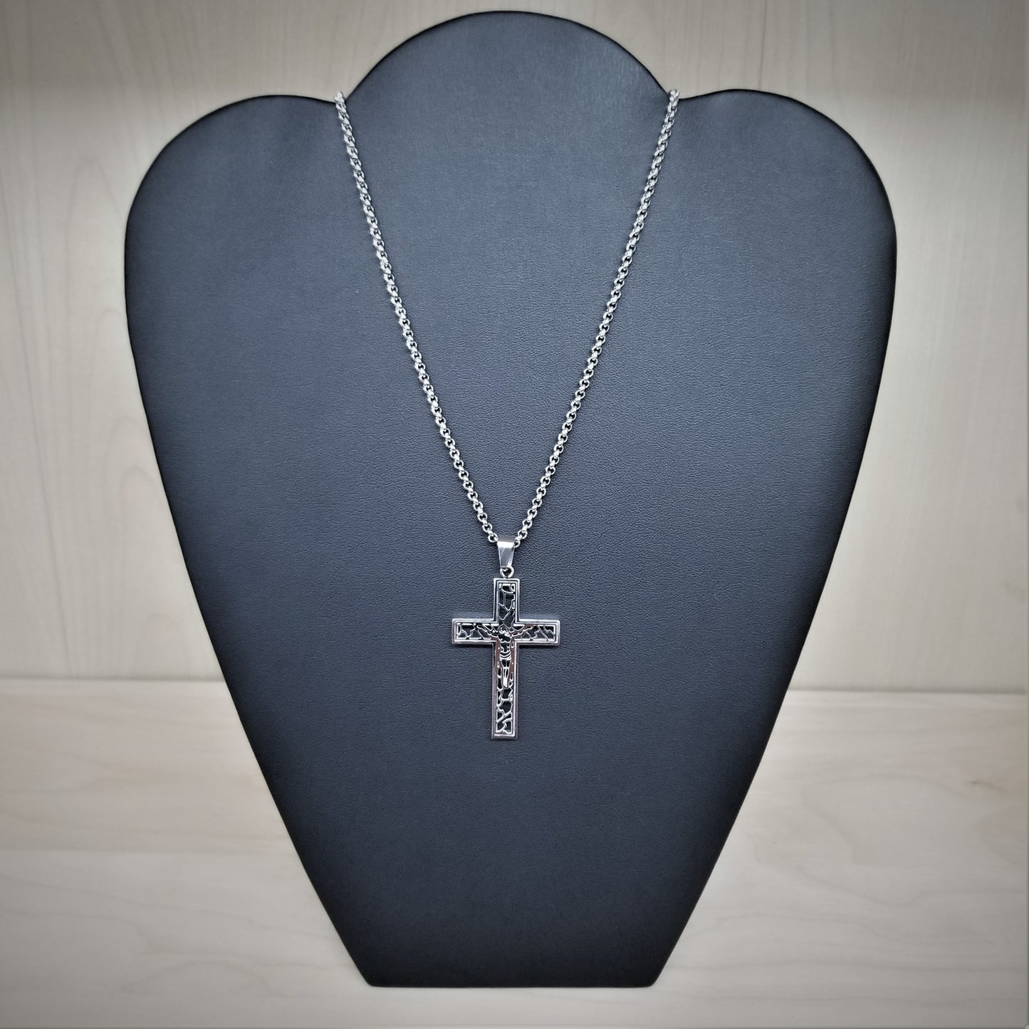 BIJOUX - ACIER INOXYDABLE - COLLIER CHAINE PENDENTIF CROIX FILIGRANE - NOIR & ARGENT